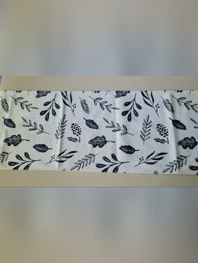 Decocrated Leaf Table Runner